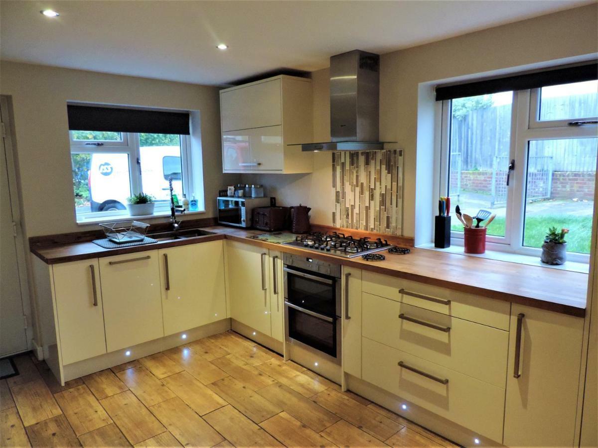 3 Bed Farnborough Air Accommodation ภายนอก รูปภาพ