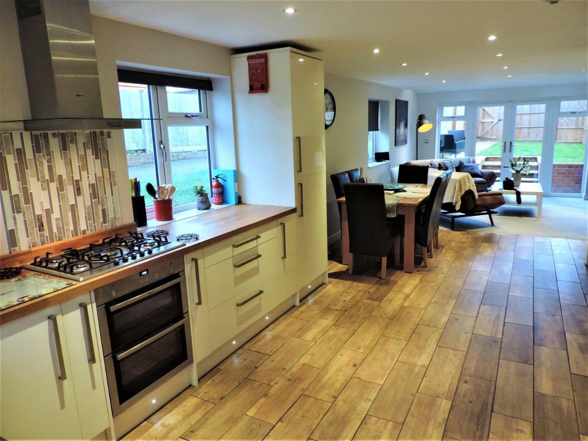 3 Bed Farnborough Air Accommodation ภายนอก รูปภาพ